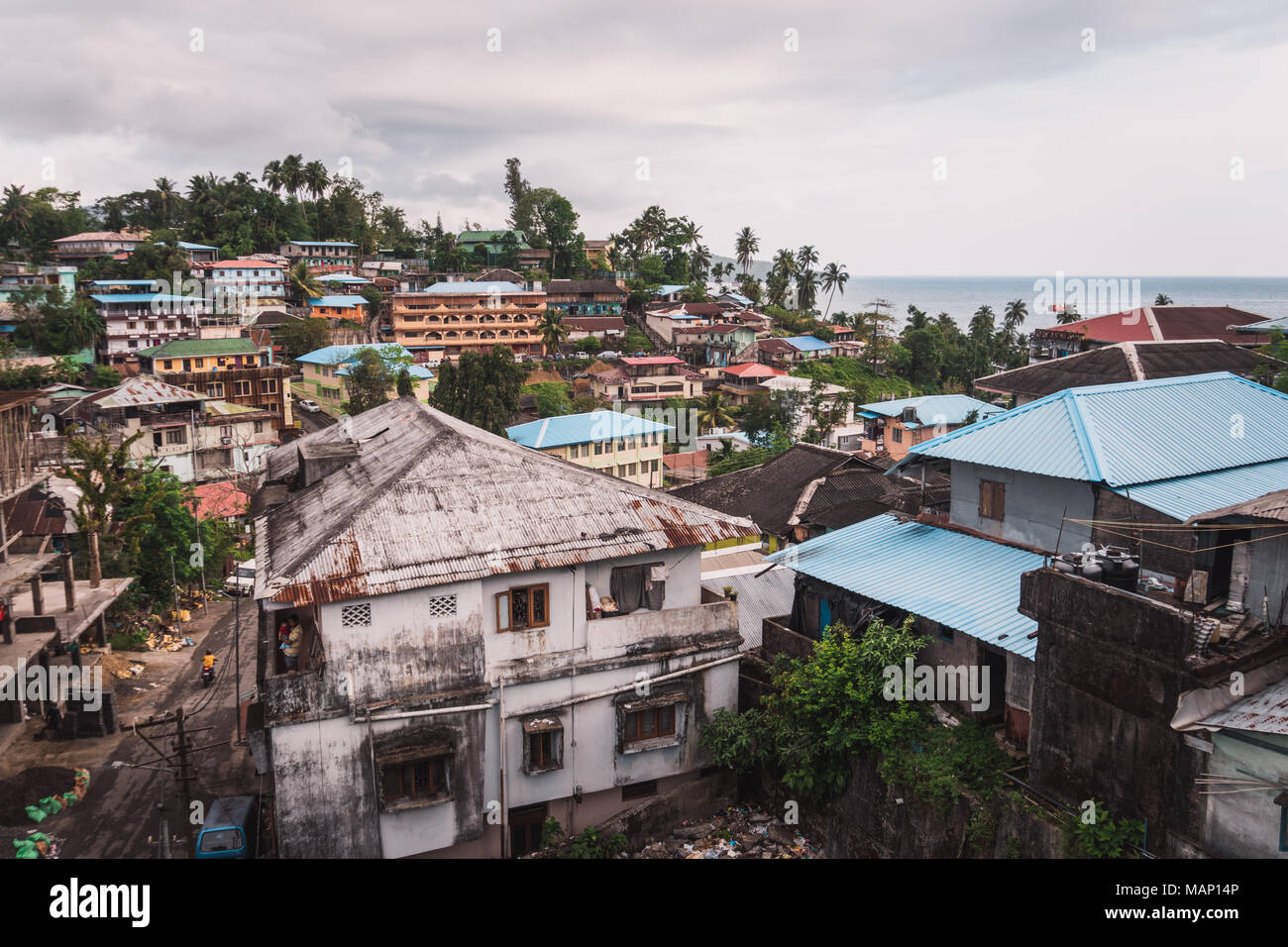 L'Inde Iles Andaman Port Blair. Maisons anciennes zones densément peuplées des villes en Inde. La construction dense de villes d'Asie. Banque D'Images