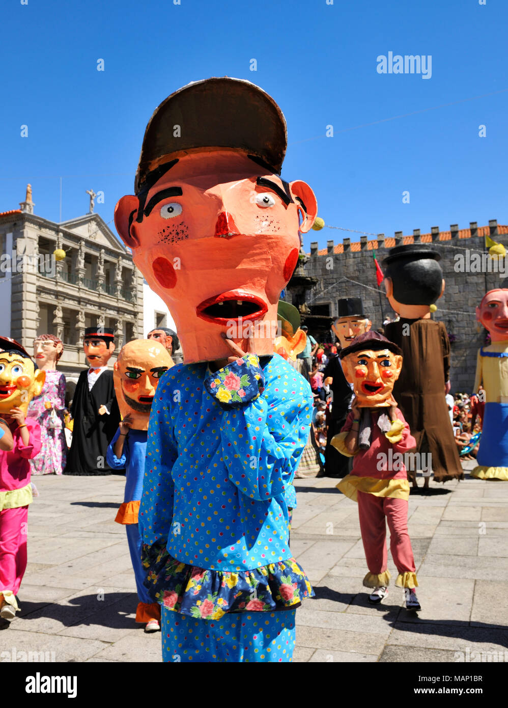 Platysternon traditionnels masques du Minho (cabeçudos) au centre historique de Viana do Castelo. Notre Dame de l'Agonie, fêtes traditionnelles les plus importantes Banque D'Images