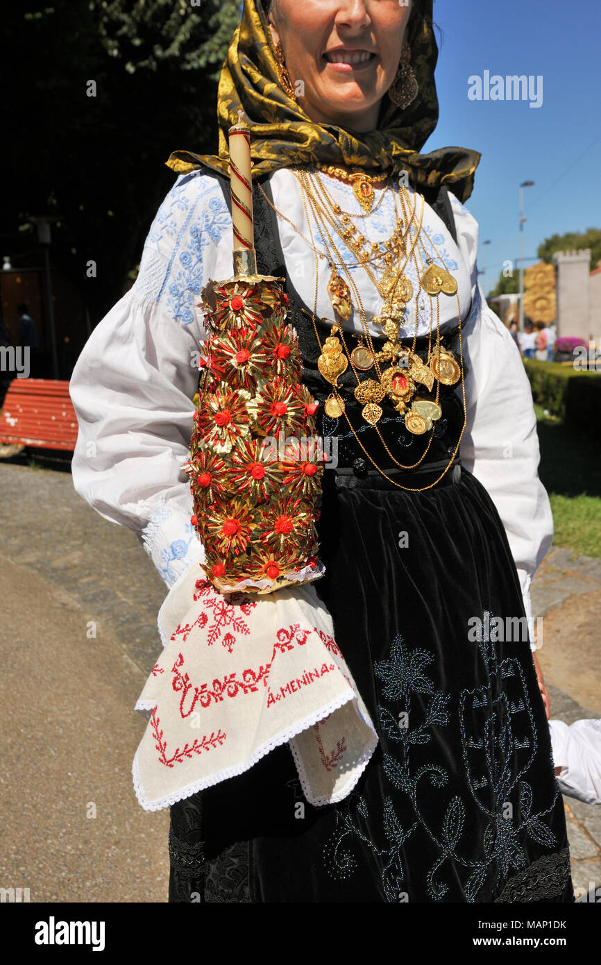 Collier en or et costume traditionnel de Minho. Notre Dame de l'agonie des  festivités, la plus grande fête traditionnelle au Portugal. Viana do  Castelo Photo Stock - Alamy