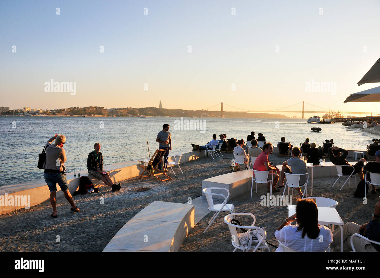 Cafés à la Ribeira das Naus esplanade, le long du Tage. Lisbonne, Portugal Banque D'Images