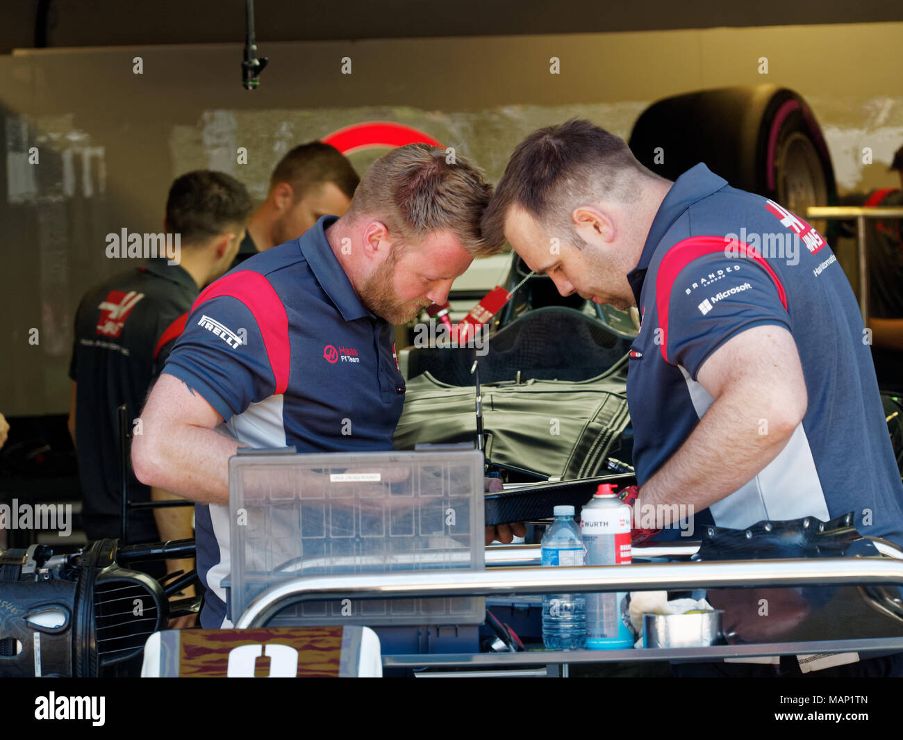 Montréal, Québec.mécanique pour Haas F1 Team sont occupés à préparer la voiture de Romain Grosjean la Formule 1 Grand Prix du Canada à Montréal,Québec Banque D'Images