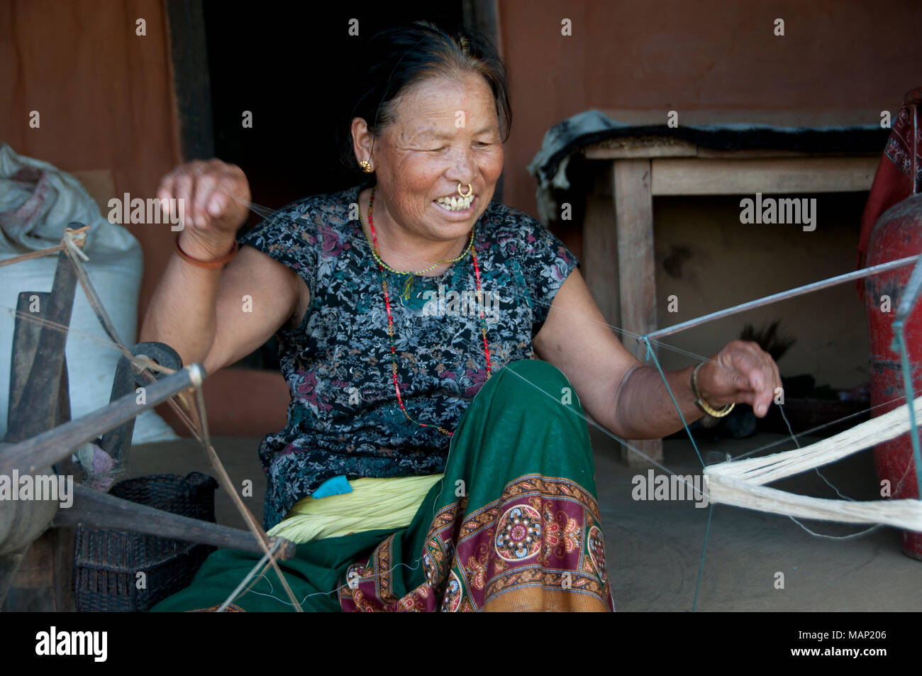 Népal 2014. Pangma village. Tirthama la filature. Banque D'Images