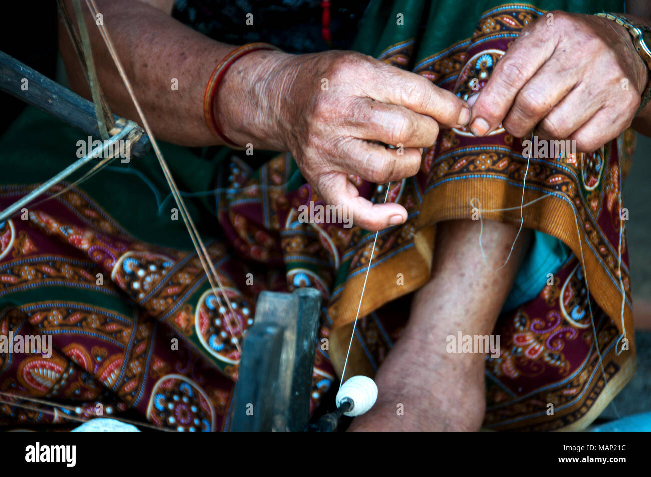 Népal 2014. Pangma village. Tirthama la filature. Banque D'Images