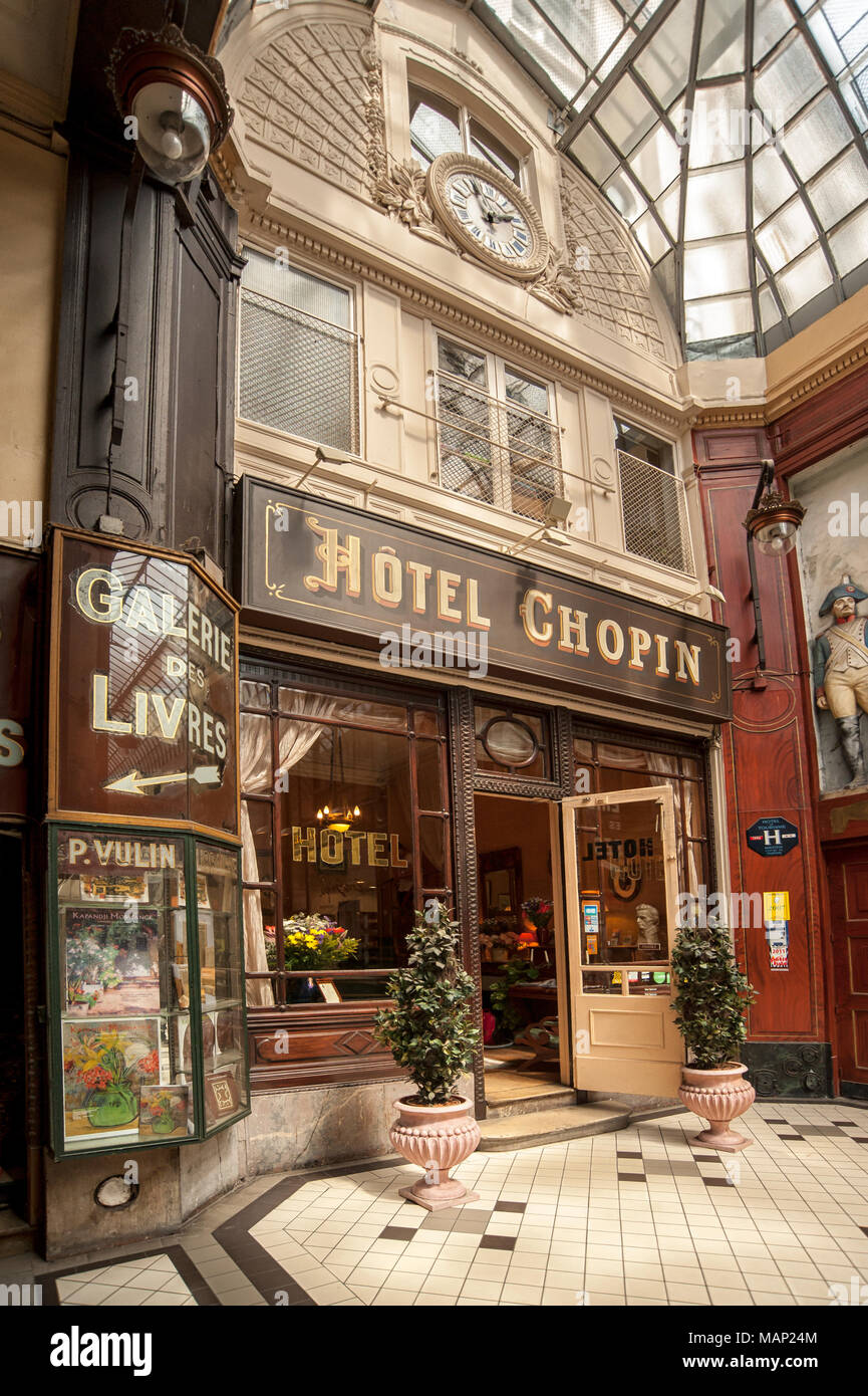 PARIS, FRANCE - 04 AOÛT 2018 : entrée à l'hôtel Chopin dans le passage Jouffroy dans le 9th arrondissement. Banque D'Images