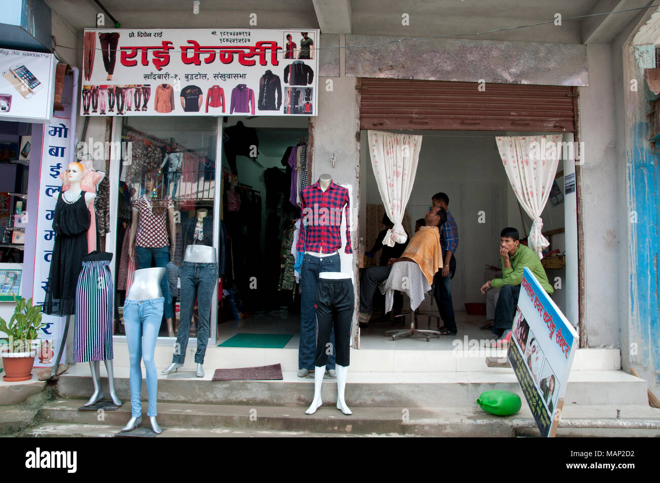 Népal 2014. Khandbari. Magasin de vêtements et de coiffure. Banque D'Images