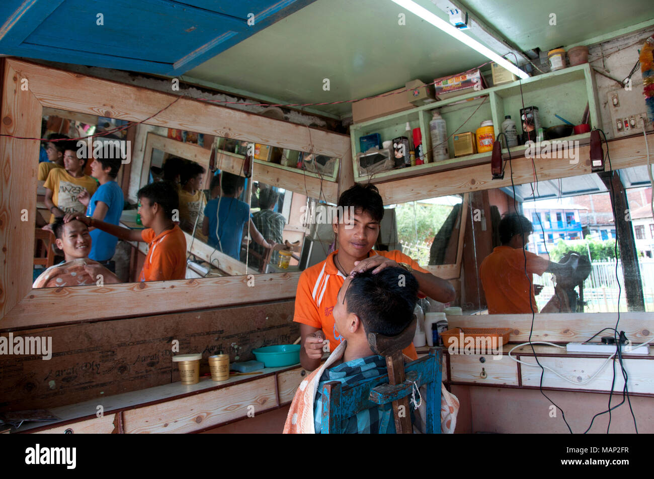 Népal 2014. Khandbari. Un jeune homme à la coiffure. Banque D'Images
