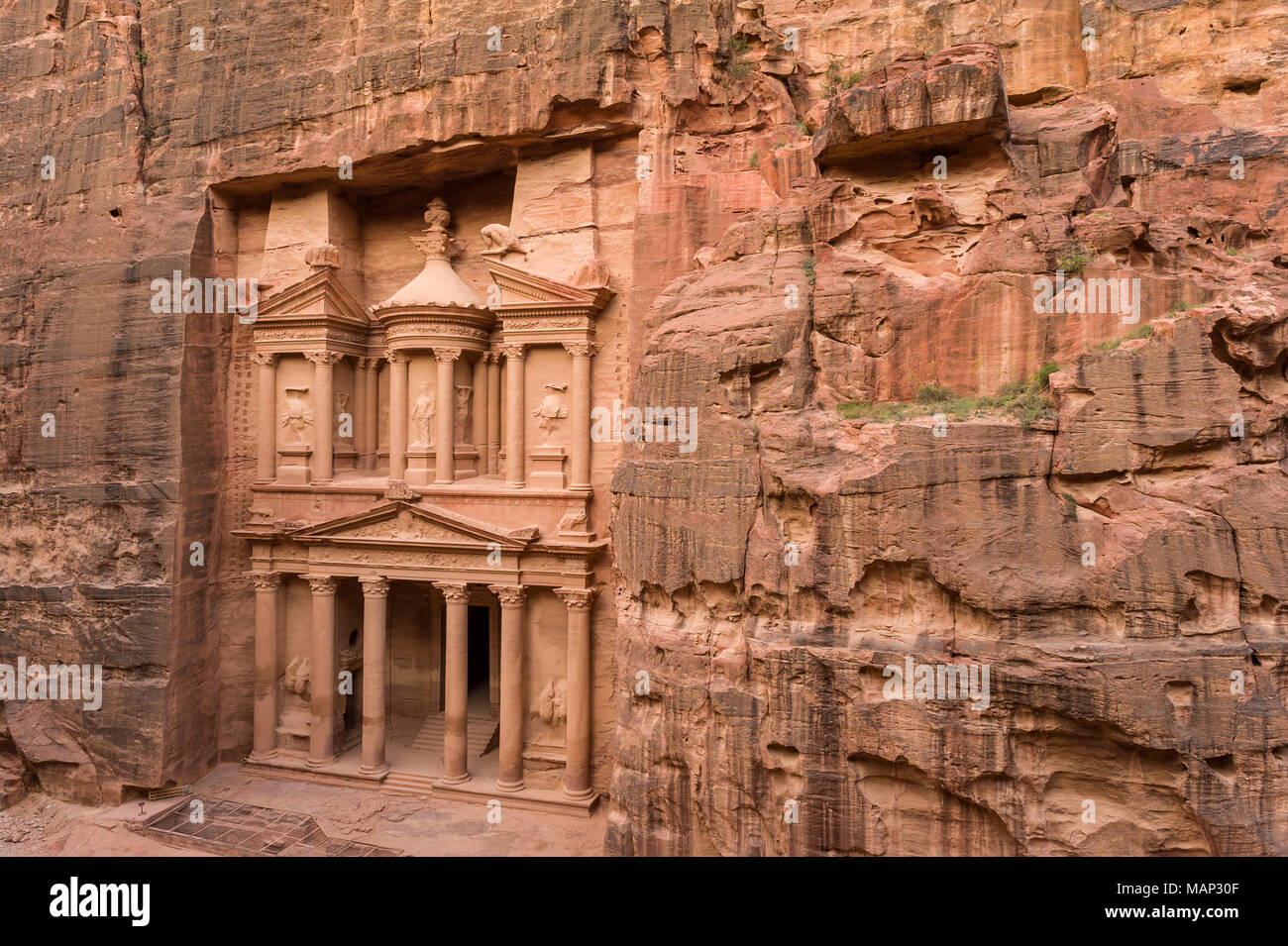 Vue sur le Trésor ou Al Khazneh dans le site historique et archéologique de Petra en Jordanie du sud. Banque D'Images