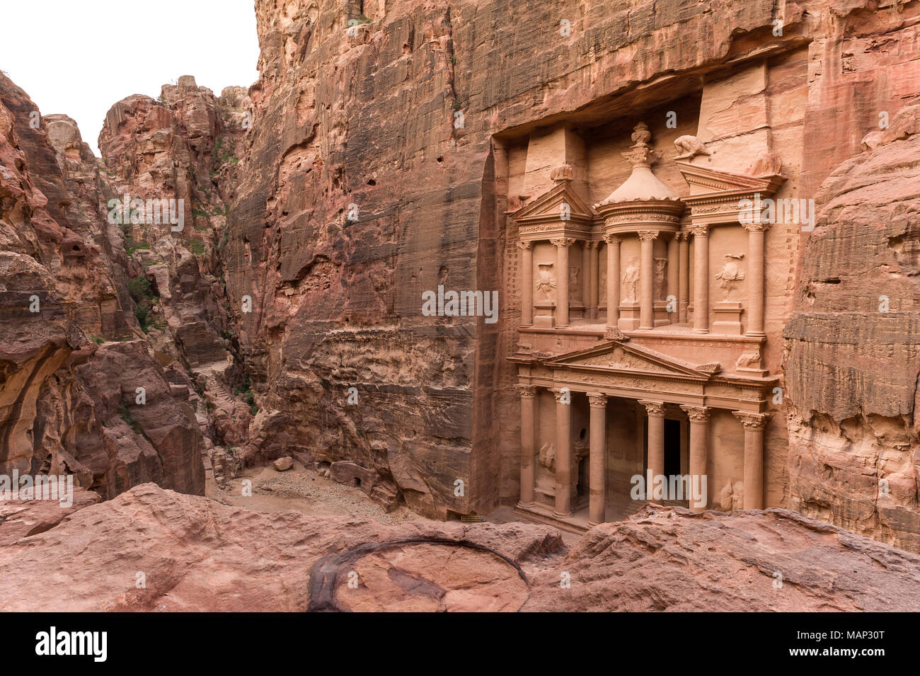 Vue sur le Trésor ou Al Khazneh dans le site historique et archéologique de Petra en Jordanie du sud. Banque D'Images