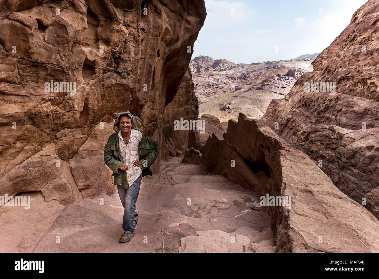 Bédouins marcher dans les montagnes de Wadi Musa Petra. Banque D'Images