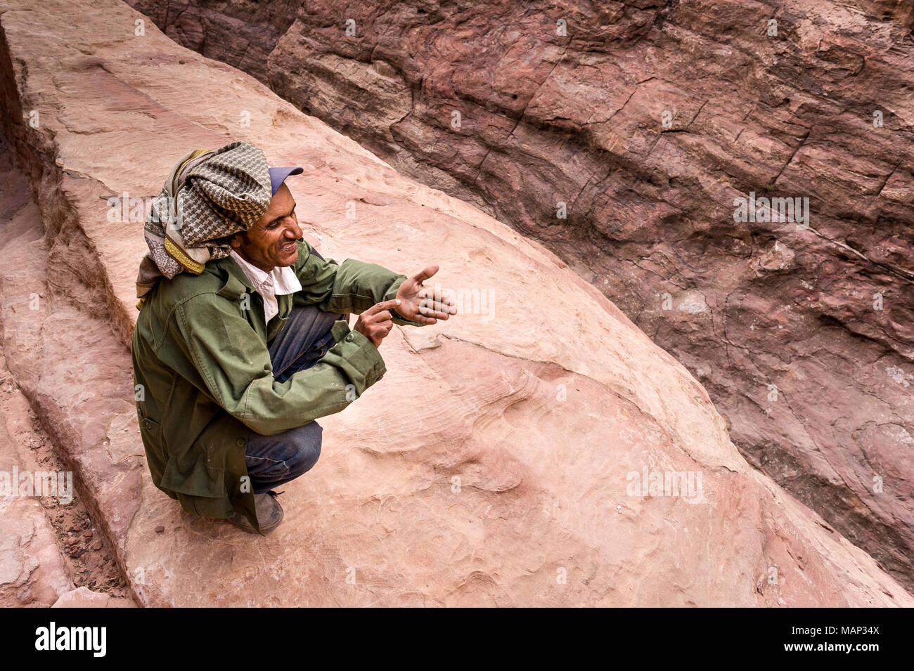 Bédouins marcher dans les montagnes de Wadi Musa Petra. Banque D'Images