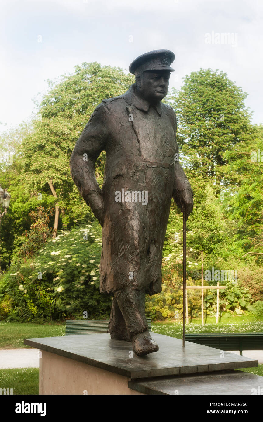 PARIS, FRANCE : Statue de Winston Churchill (Jean Cardot, 1988) sur l'avenue Winston Churchill en face du petit Palais Banque D'Images