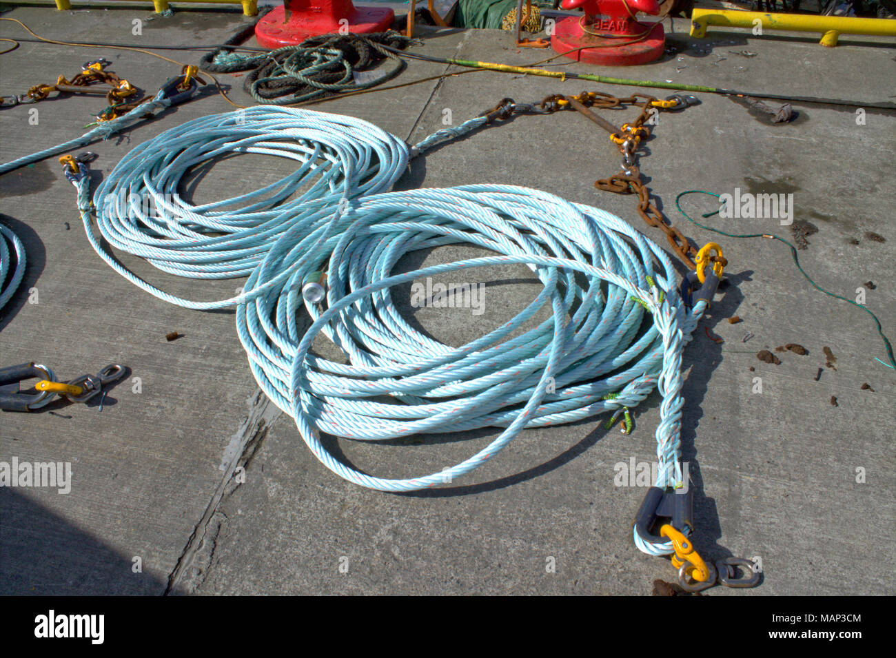 Rouleaux de nouveau chalut avec des épissures étant formé sur le quai. Banque D'Images