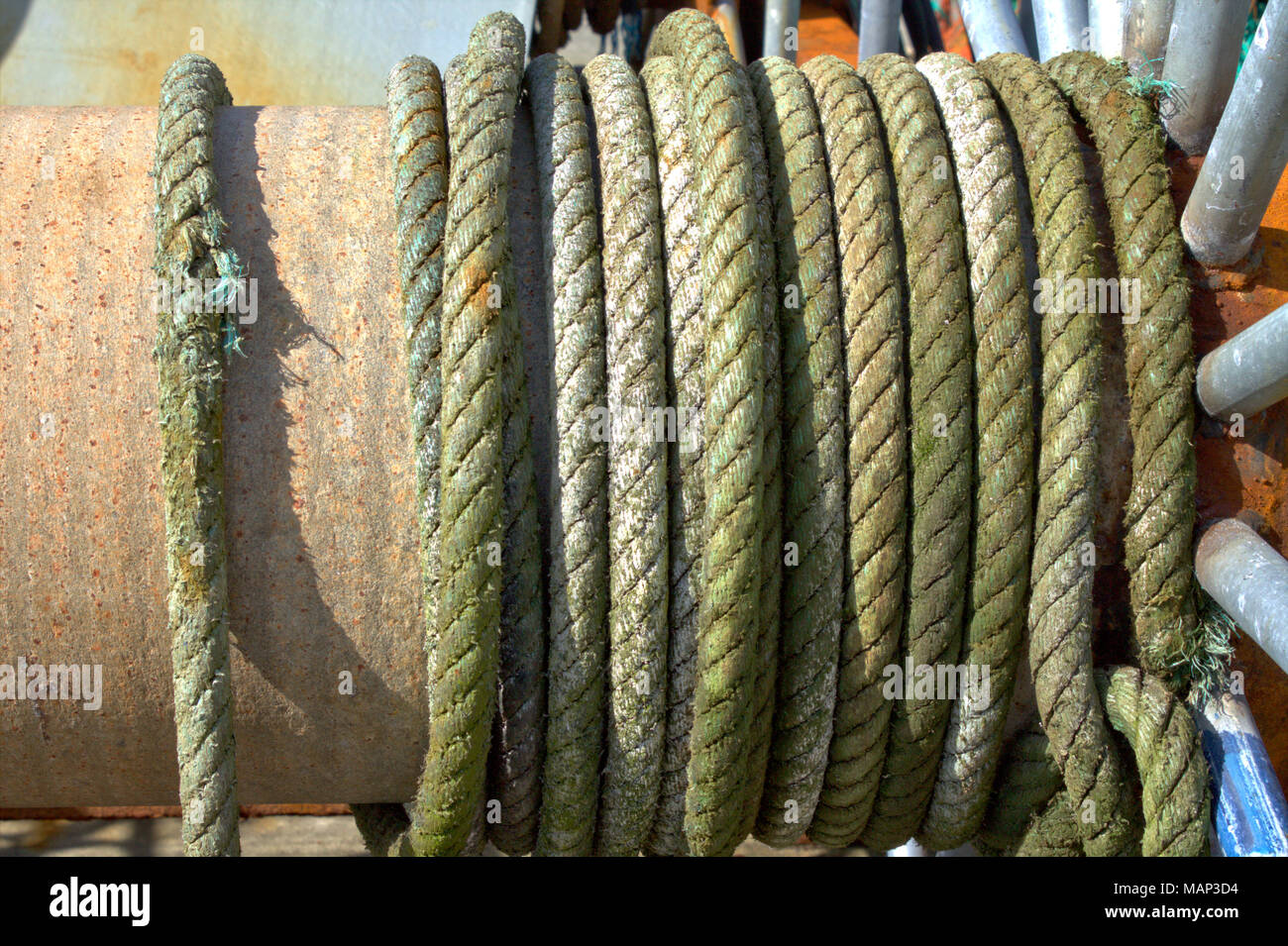 Corde en décomposition d'un chalutier de pêche enroulé sur un tambour sur le quai. Banque D'Images