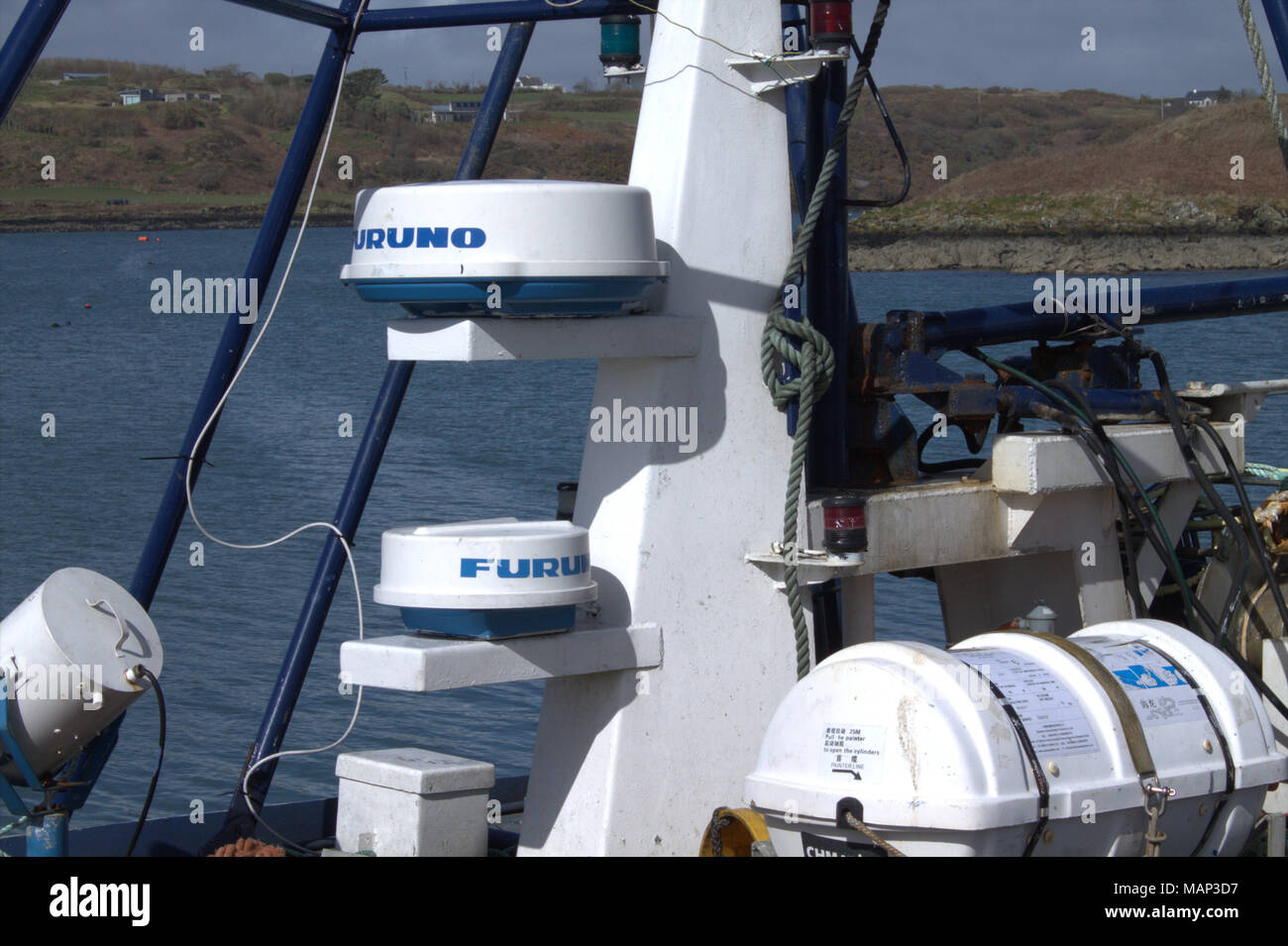 Radar de marine et de matériel de communication installés sur les chalutiers. Banque D'Images