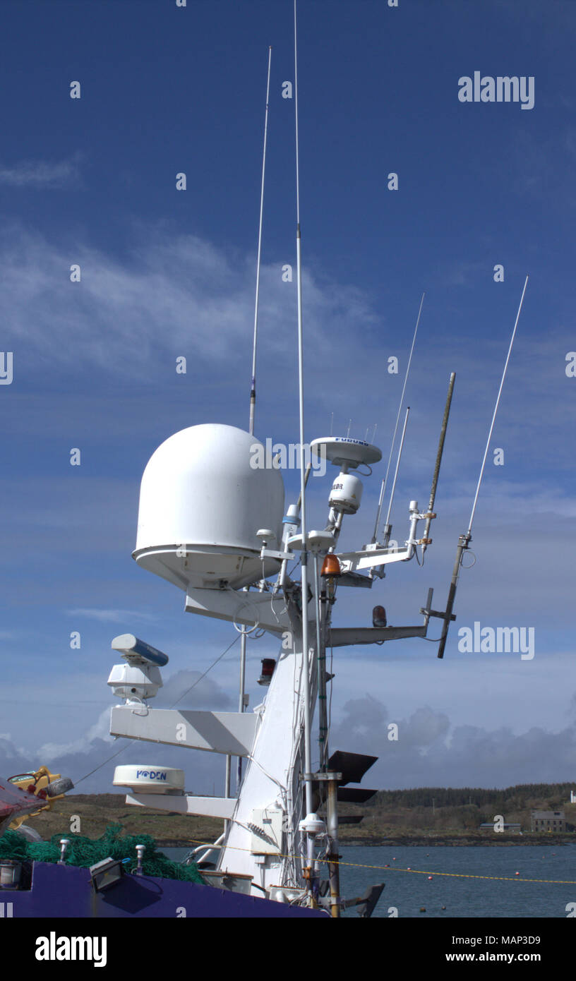 Radar de marine et de matériel de communication installés sur les chalutiers. Banque D'Images