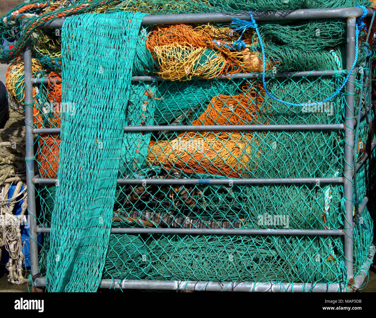 Vieux chalutier nylon filets dans une cage sur le quai. Banque D'Images