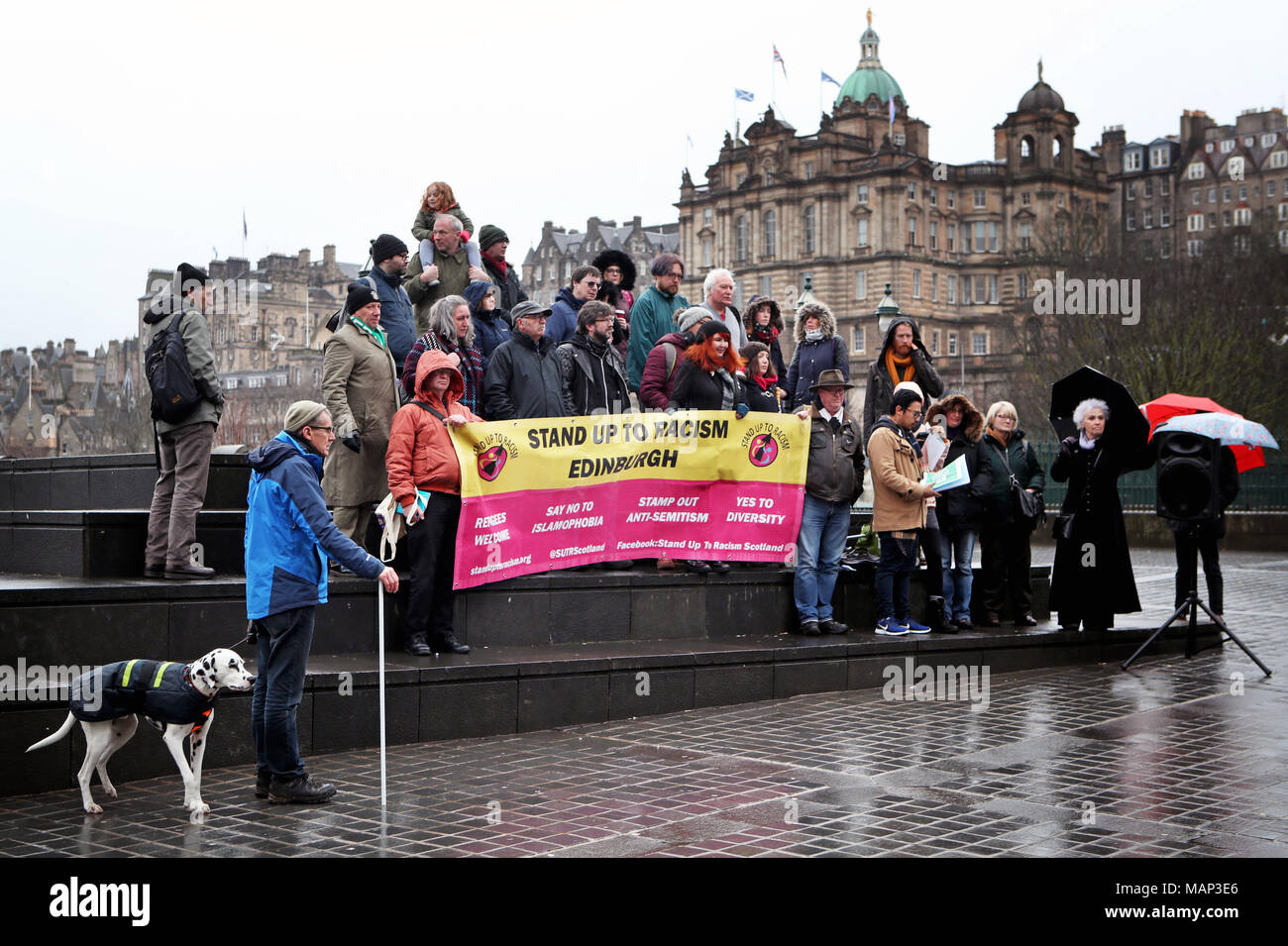 Les gens participent à un rassemblement anti-racisme dans le centre-ville d'Édimbourg, pour protester contre une campagne de haine appelée « punir un musulman ». Banque D'Images