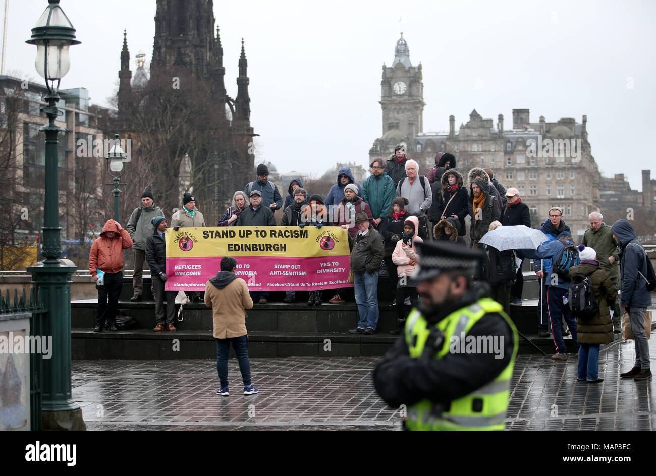 Les gens participent à un rassemblement anti-racisme dans le centre-ville d'Édimbourg, pour protester contre une campagne de haine appelée « punir un musulman ». Banque D'Images