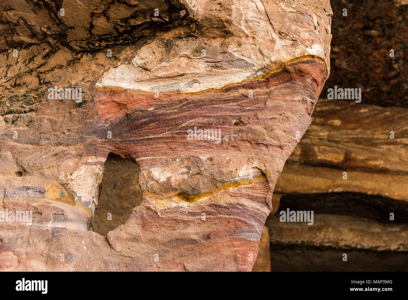 Détail de la paroi de rochers dans les tombes royales de Pétra, en Jordanie. Banque D'Images