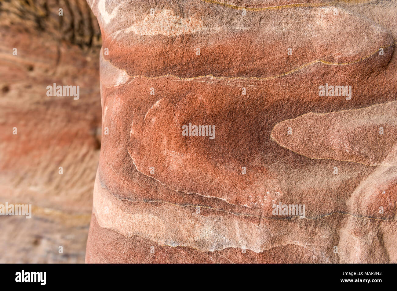 Détail de la paroi de rochers dans les tombes royales de Pétra, en Jordanie. Banque D'Images