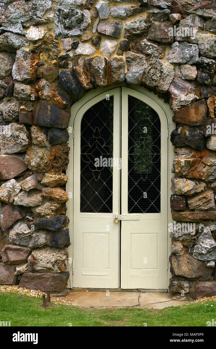 Jaune double vitrage situé dans le mur d'une folie construite en pierre, Woburn Abbey Gardens, Bedfordshire, Royaume-Uni Banque D'Images