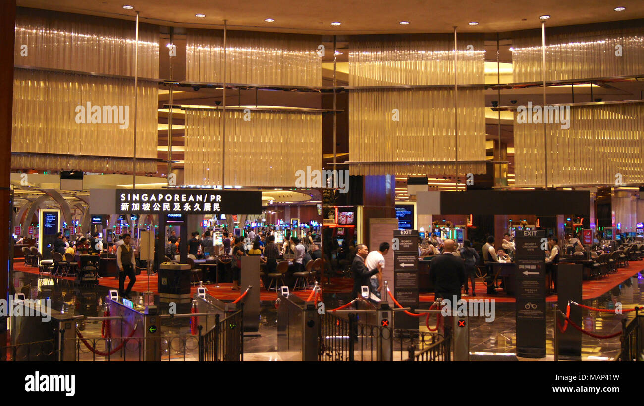 Singapour - 2 avr 2015 : Casino à la Marina Bay Sands Resort Hotel. Il est décrit comme le pays le plus cher à l'établissement casino autonome S 8 milliards de dollars. Banque D'Images