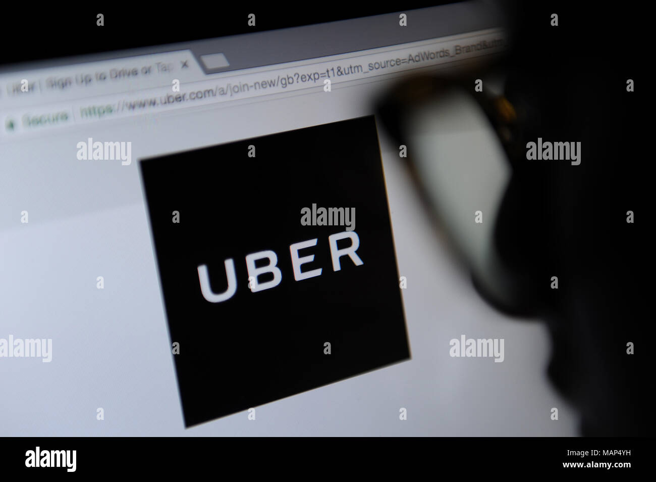 Une personne regarde le site web de l'Uber sur un ordinateur Banque D'Images