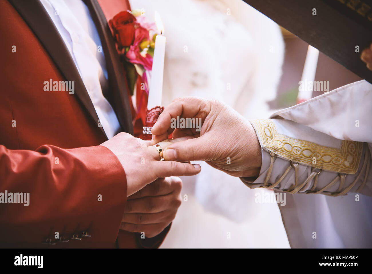 Prêtre mis sur bague de mariage mariés à doigt, promesse de mariage,  traditions chrétiennes Photo Stock - Alamy