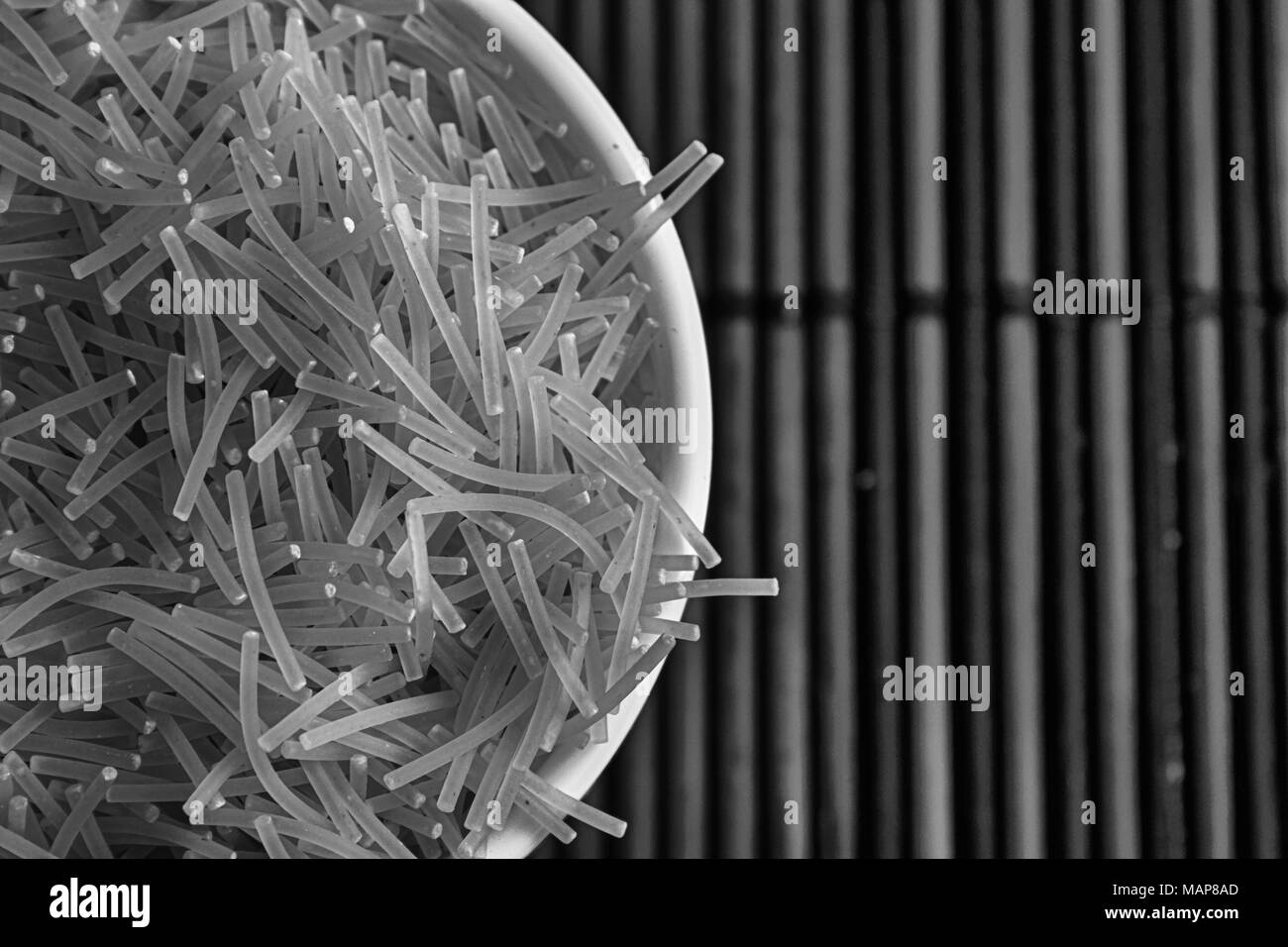 Vermicelle Pâtes macaronis ou Monochrome dans la plaque, la texture, l'arrière-plan de repas de la cuisine italienne traditionnelle du concept d'une bonne nutrition et saine lifesty Banque D'Images