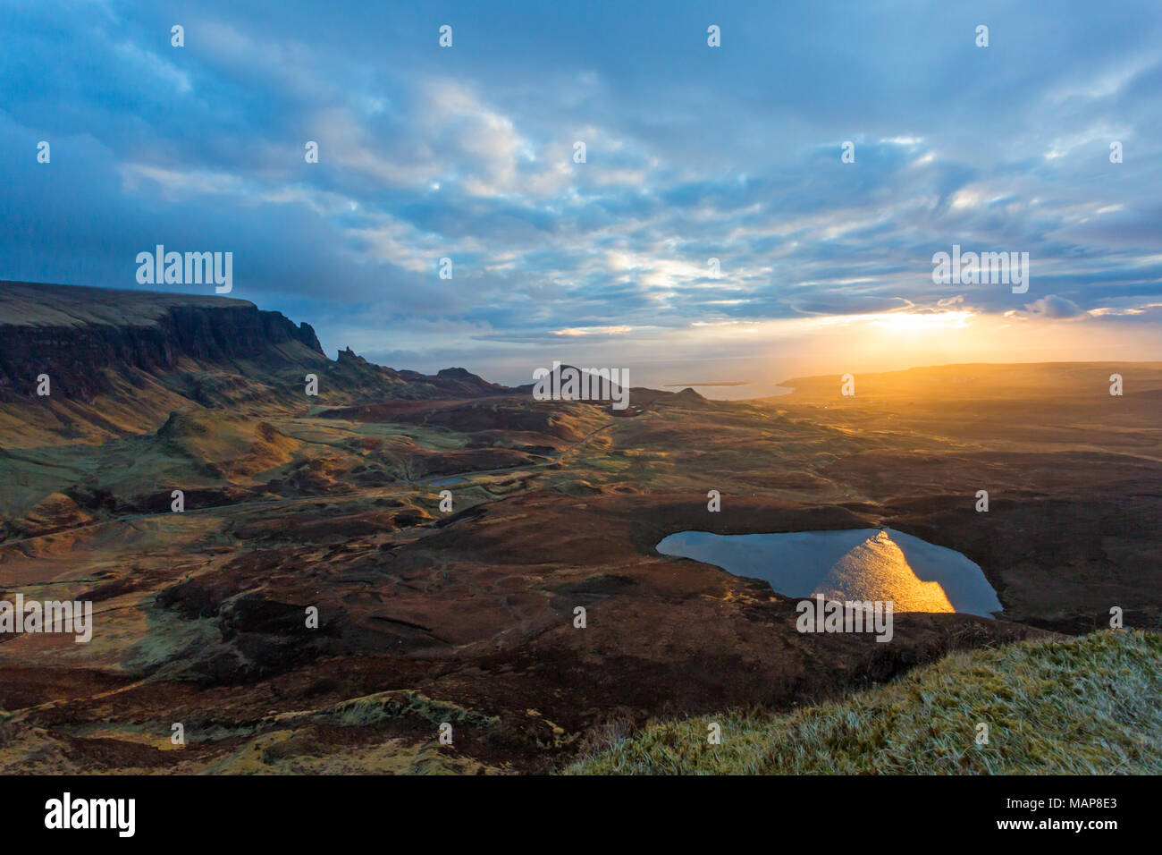 Lever du soleil sur un matin glacial froid vu de l'Quiraing (sud), Isle of Skye, Scotland, UK en Mars Banque D'Images