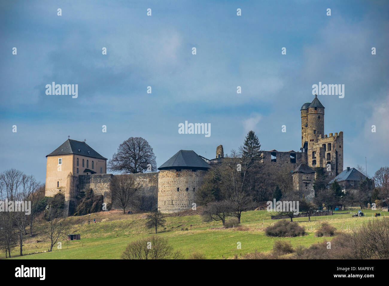 Le Château de Greifenstein, Burg Greifenstein, Greifenstein, Allemagne, a souligné pour sa chapelle double (L), twin tours bergfried (R) et Bell museum Banque D'Images