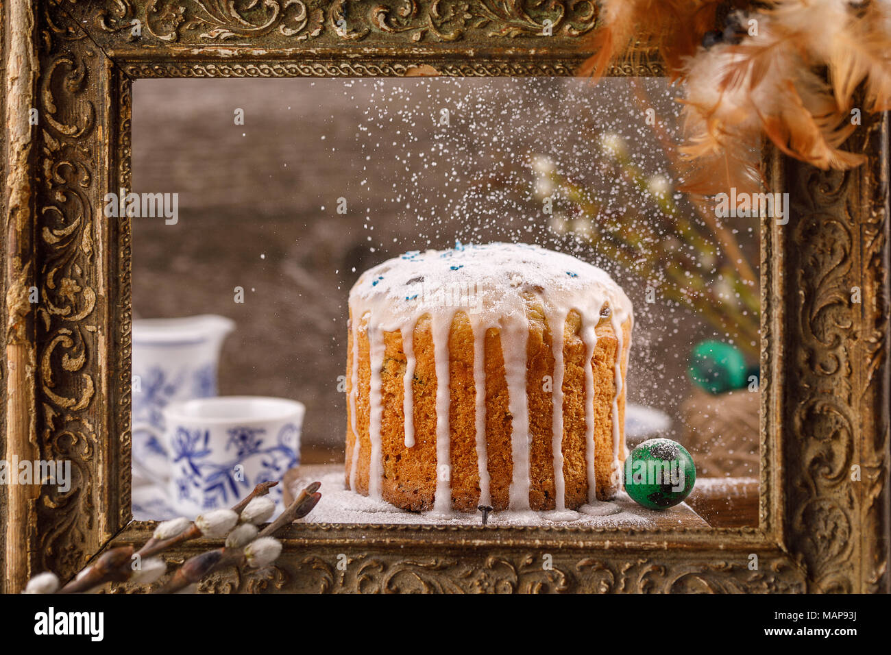 Gateau De Paques Dans La Glacure Dans Le Contexte De L Ancien Chassis Service A The Et Des Oeufs De Cailles Dans L Arriere Plan Un Cadre A Motifs Des Brindilles De Saule Et Fe