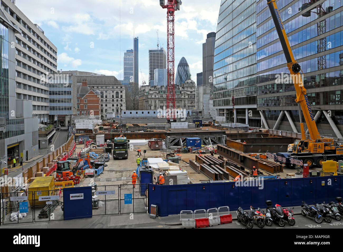 21 Traverse du bâtiment construction développement Moorfields vue du site de Moor Lane à l'Est à le gherkin et financial district Ville de Londres Banque D'Images