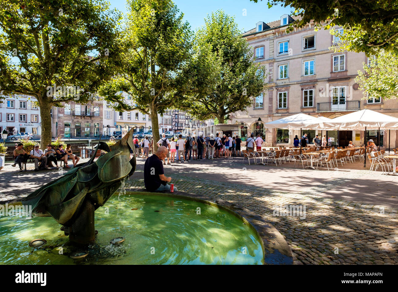 Poissons volants, fontaine, terrasse de café, place du marché aux poissons, place du marché de poissons, Strasbourg, Alsace, France, Europe, Banque D'Images