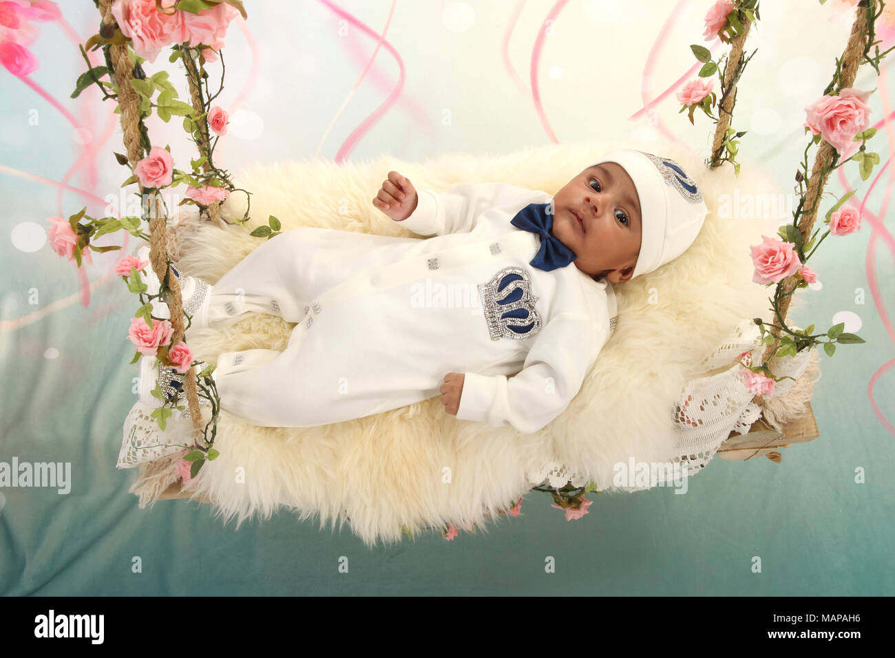 10 semaine vieux garçon bébé ethnique on swing Banque D'Images