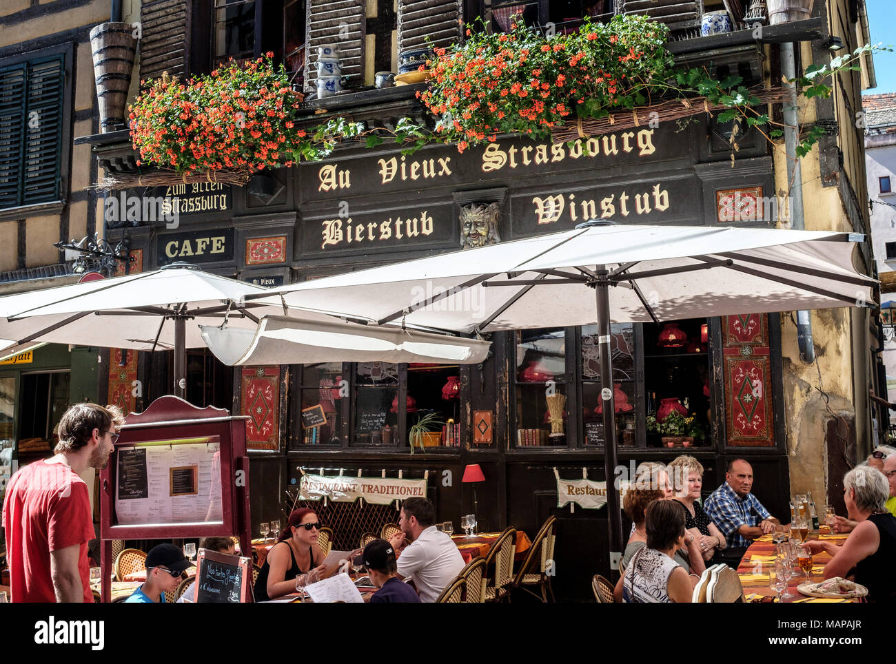 Au Vieux Strasbourg restaurant, terrasse en plein air, Strasbourg, Alsace, France, Europe, Banque D'Images