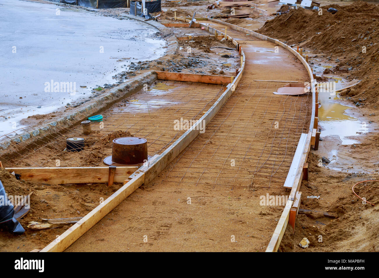 En construction de trottoir, bordure en béton en cours d'installation. L'installation de coffrage pour trottoir Banque D'Images