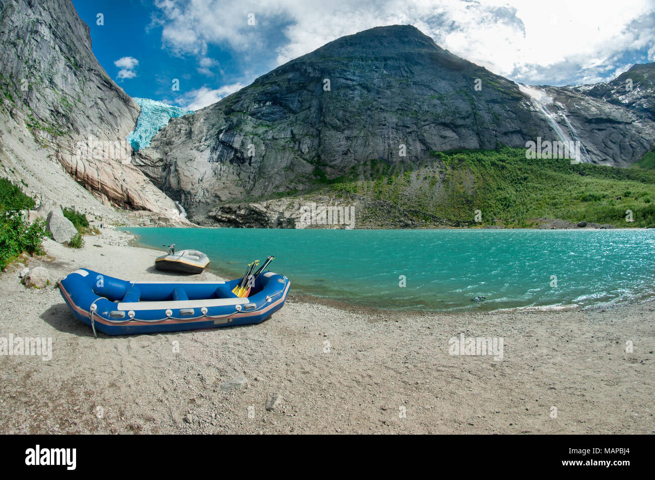 Vue sur le lac et le glacier Briksdalsbreen Briksdalsbreen langue maternelle dans la vallée du Parc National de Jostedalsbreen en Norvège. Banque D'Images