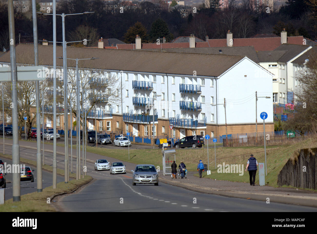 Castlemilk logement voitures avec son entrée principale quitter la route B766 sur son bord ouest Carmunnock Road, Glasgow, Royaume-Uni Banque D'Images