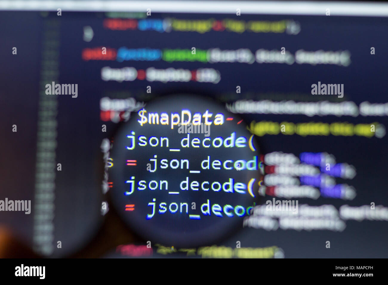 PHP code d'arrière-plan par le biais d'un zoom de la loupe. Le code source de programmation de l'ordinateur recherche. L'écran Résumé de développeur web. Banque D'Images