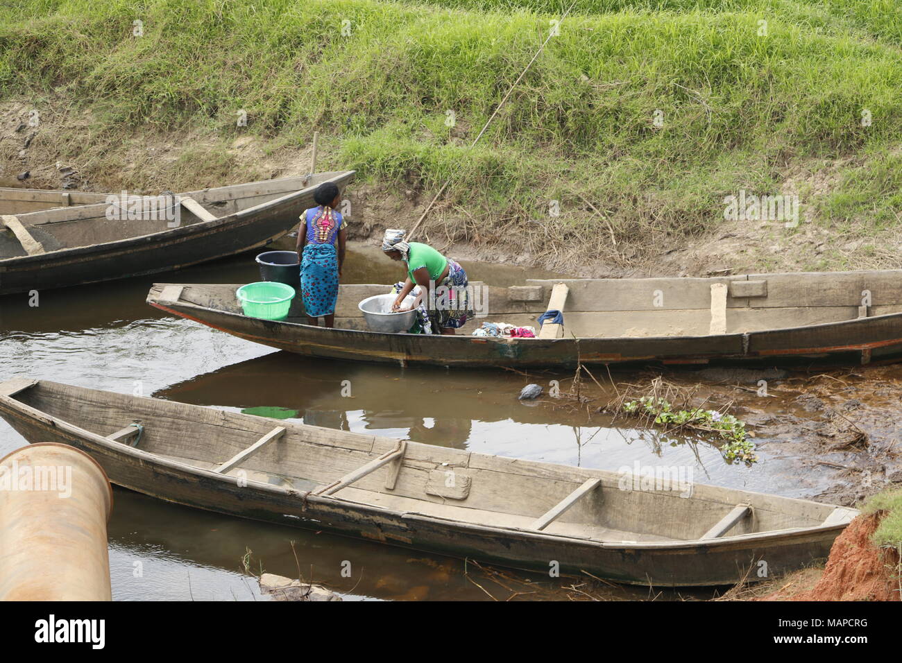 Les femmes dans un bateau faire la lessive Banque D'Images