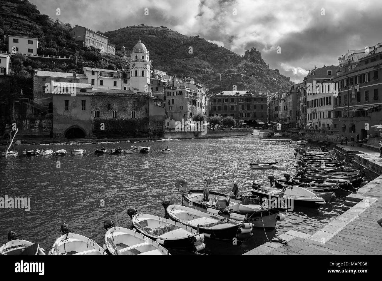 La plage, du port et de la piazza, Vernazza, Ligurie, Italie : version noir et blanc Banque D'Images