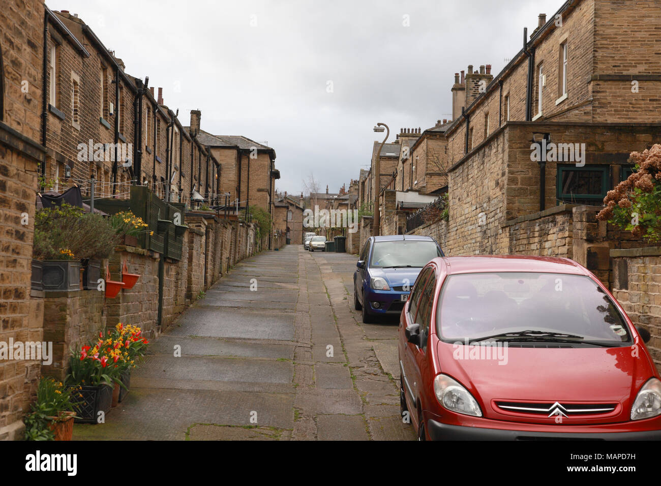 Retour à l'arrière des maisons mitoyennes construites avant l'invention de la voiture dans le village modèle victorien de Saltaire, Yorkshire Banque D'Images Retour à l'arrière des maisons mitoyennes construites avant l'invention de la voiture dans le village modèle victorien de Saltaire, Yorkshire Banque D'Images