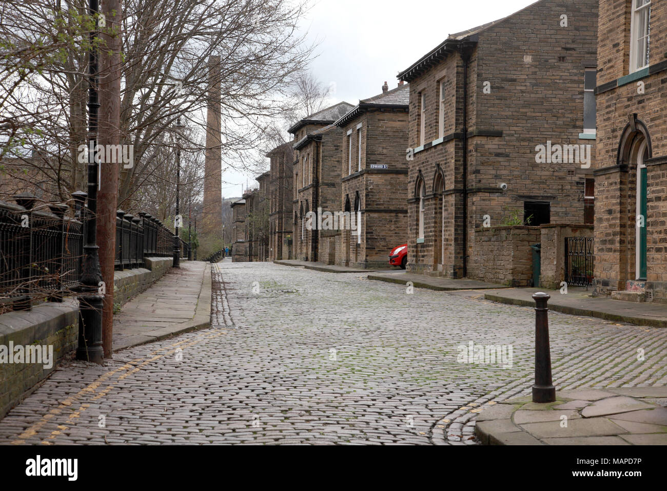 Une rue pavée menant à plusieurs rues de dos à dos des maisons mitoyennes dans le village modèle victorien de Saltaire Yorkshire Banque D'Images