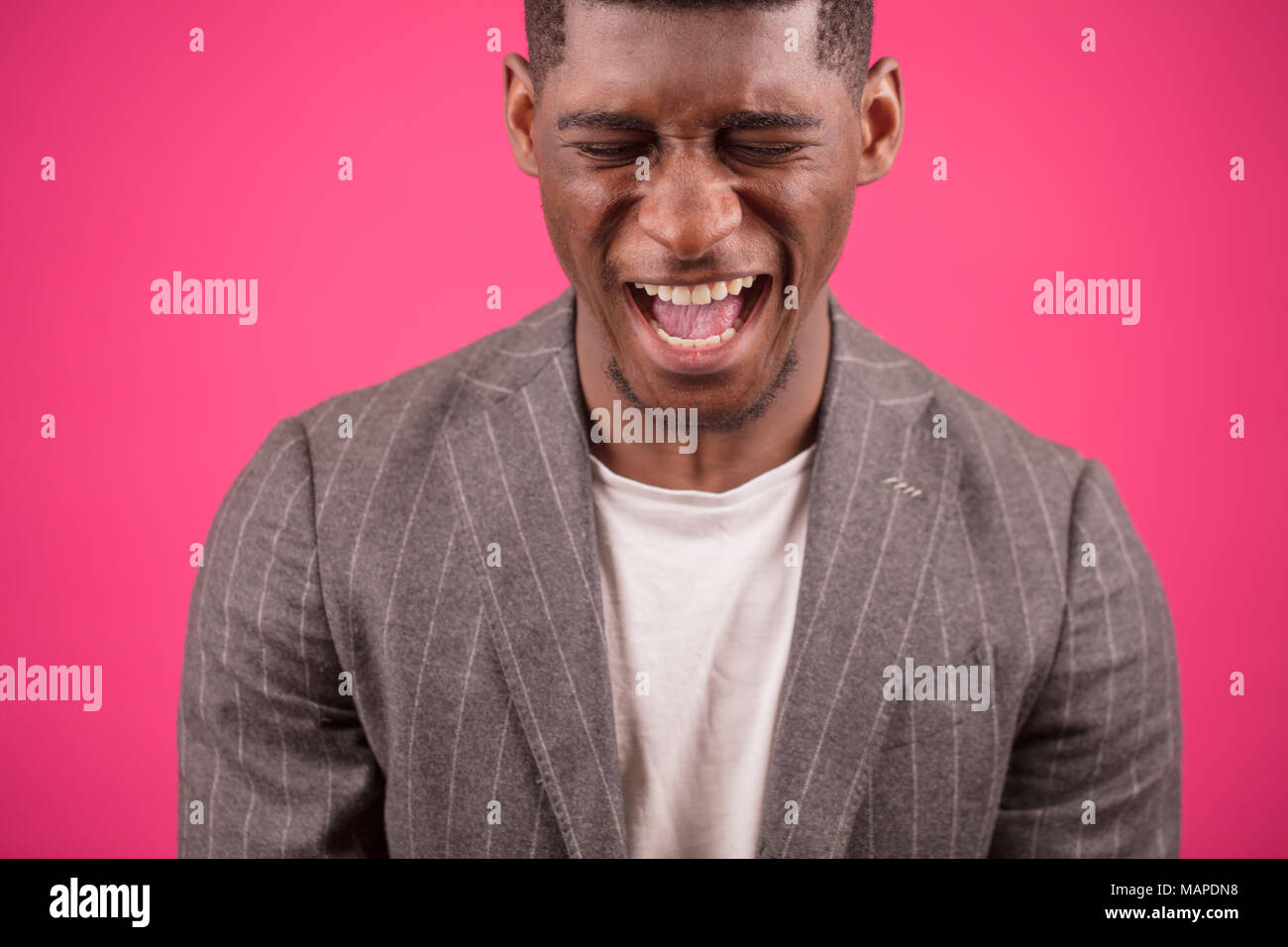 Dans l'homme Afro hurlant pinck background Banque D'Images