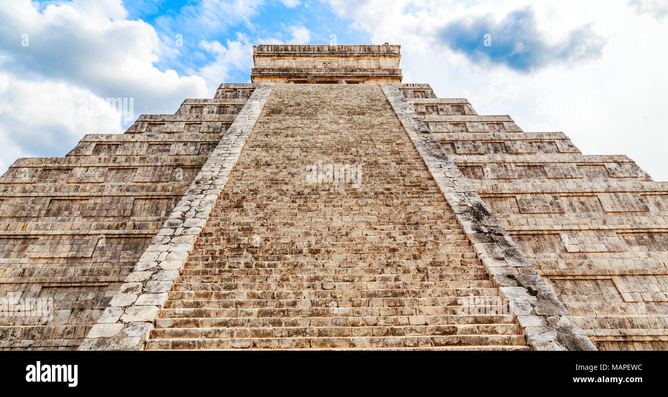 Temple de Kukulcan ou le château, le centre de la Chichen Itza, site archéologique maya Yucatan, Mexique Banque D'Images