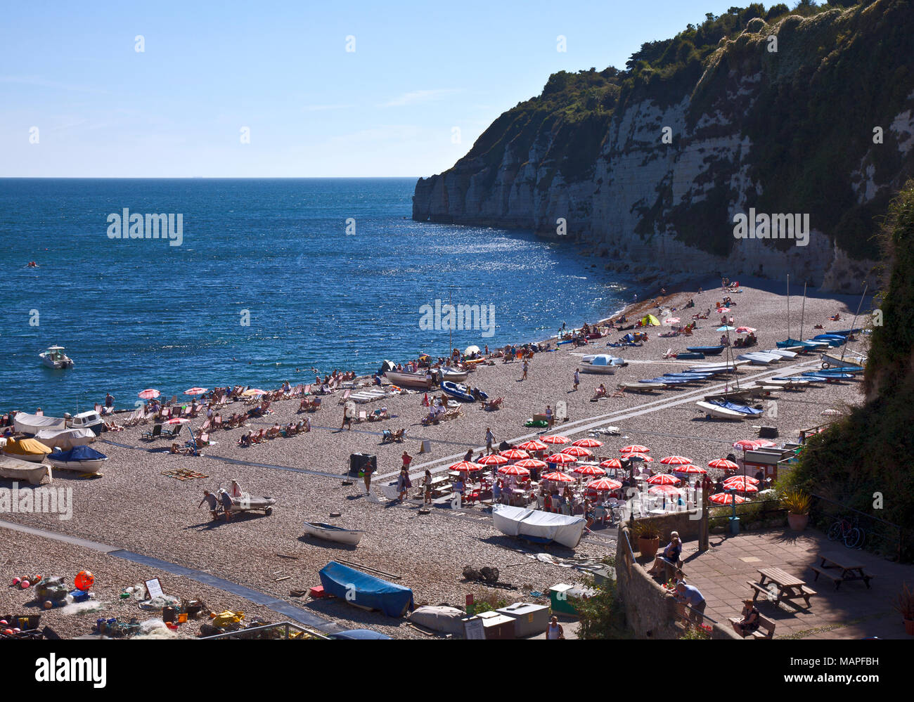 Entouré par de hautes falaises, le village de Bière attire des hordes de les amateurs de plages. L'avoine, le soleil, et ceux qui sont simplement à la recherche d'une station Banque D'Images