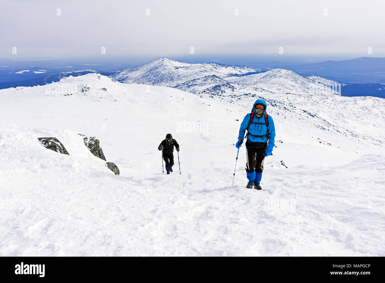 Deux alpinistes remonte la pente de montagne couverte de neige Banque D'Images