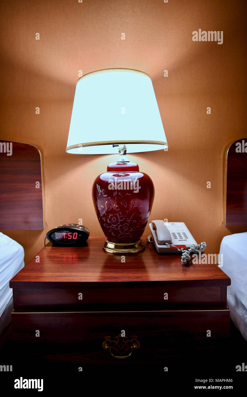 Hôtel de nuit avec une lampe, téléphone, et réveil Banque D'Images