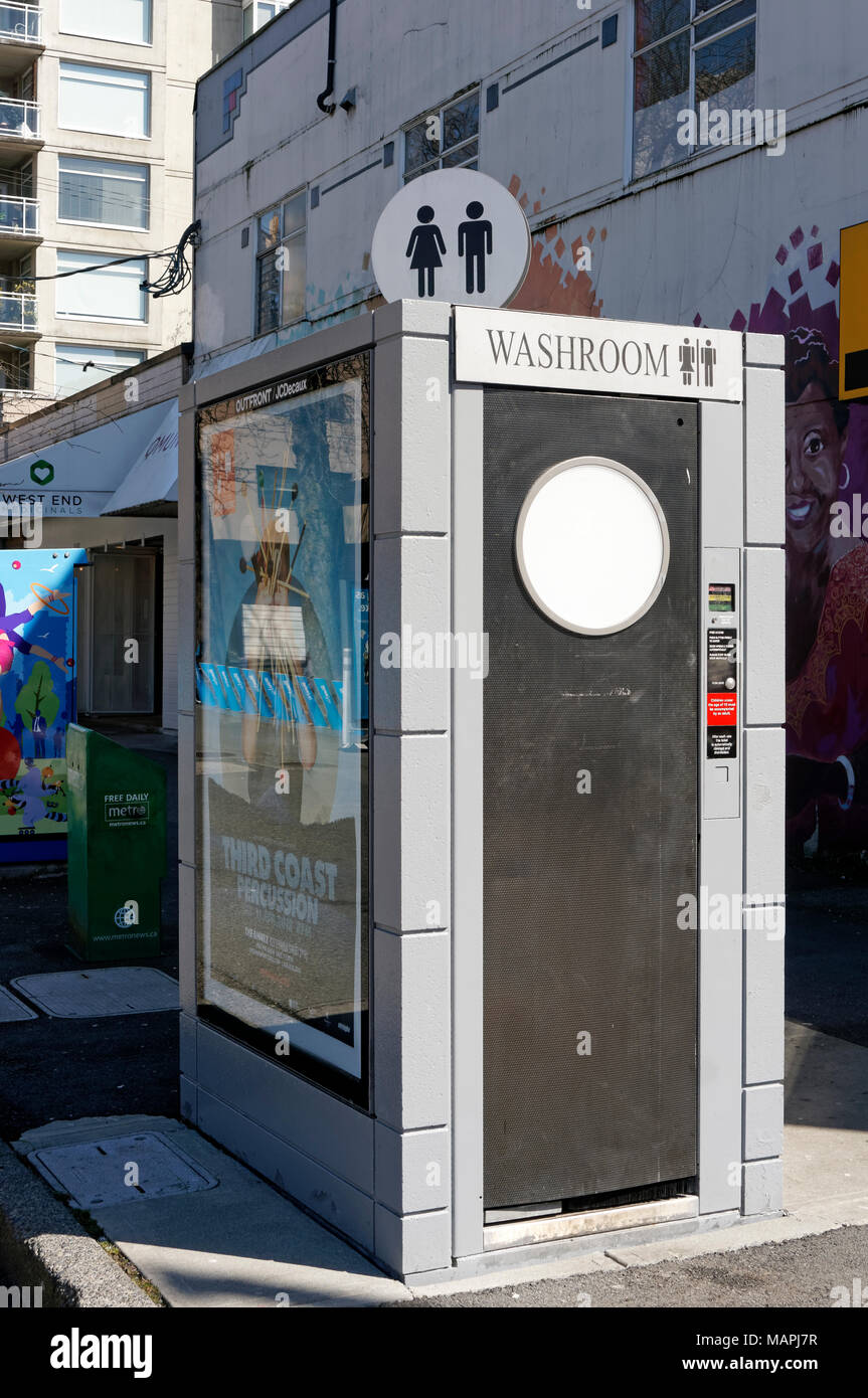 Les toilettes publiques de l'extérieur de l'armoire de rue au centre-ville de Vancouver, BC, Canada Banque D'Images